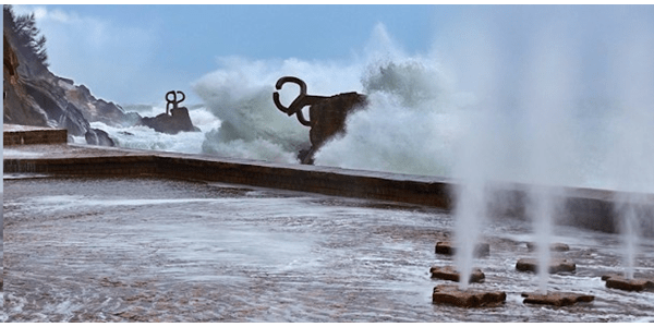 Los usuarios de google valoran con 4,7/5 el Peine del viento ubicado en la bahía de la&nbsp;Kontxa
